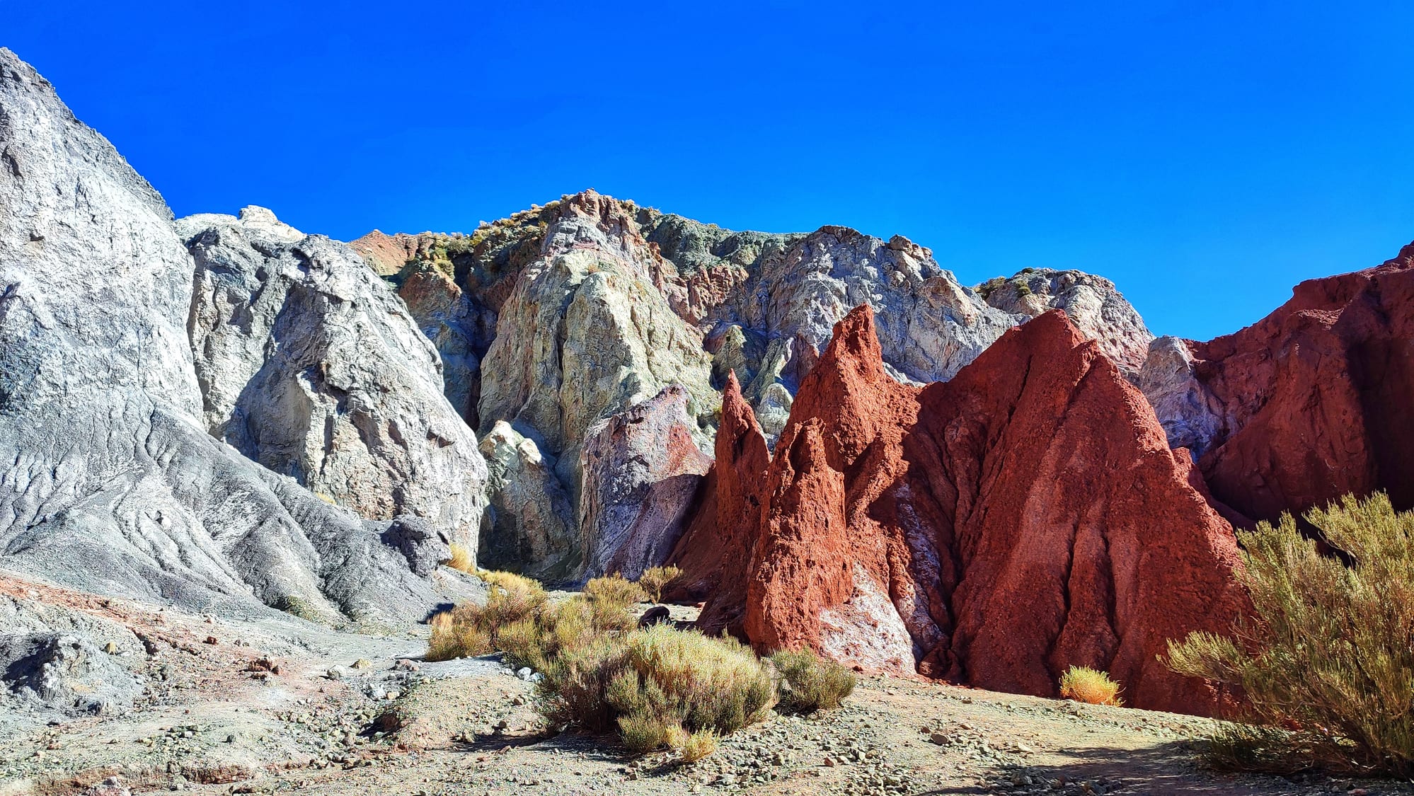 Formaciones rojas y blancas del Valle del Arcoíris