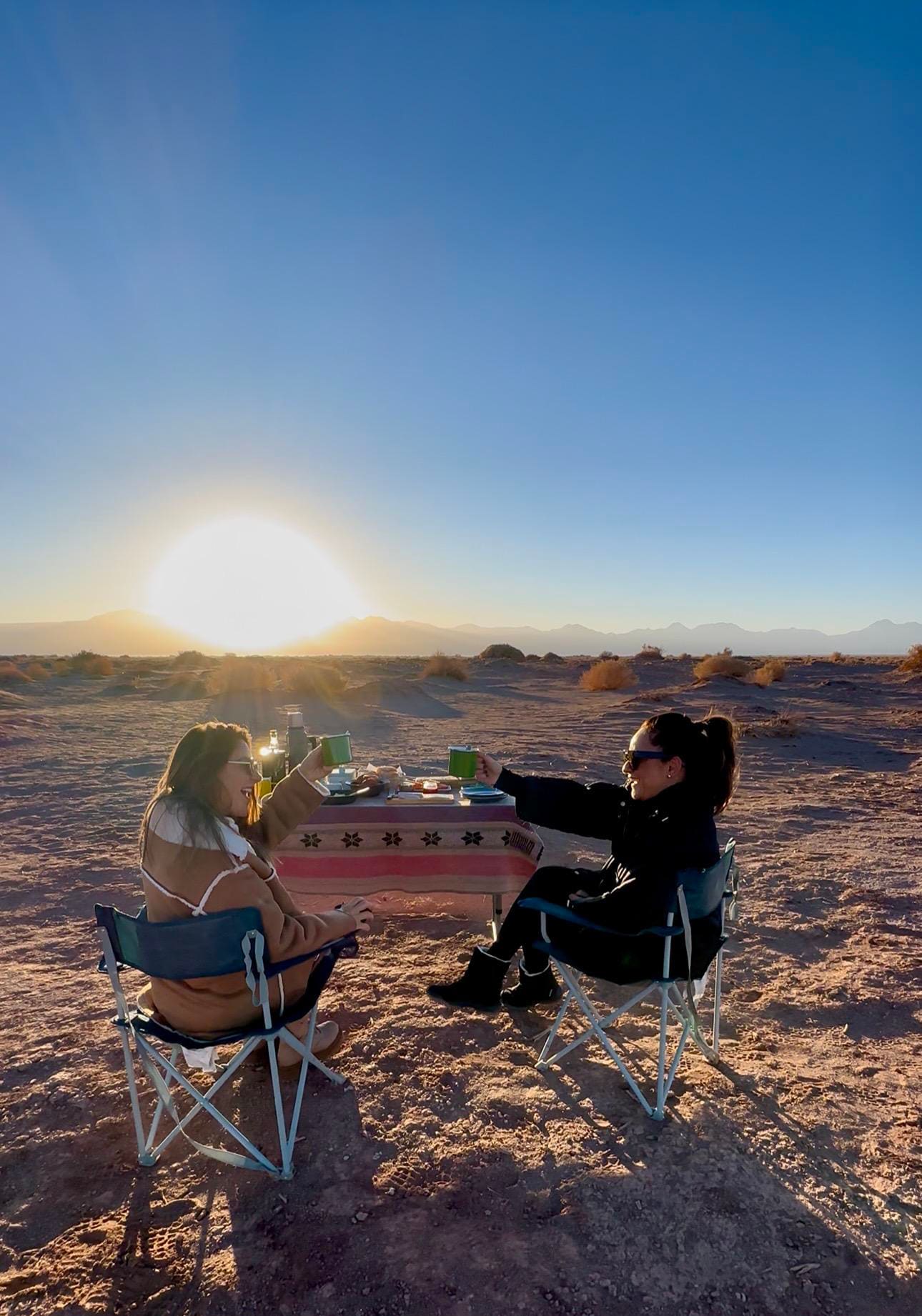 Amanhecer entre vulcões do altiplano do Atacama, com um café da manhã ao alvorecer no deserto.