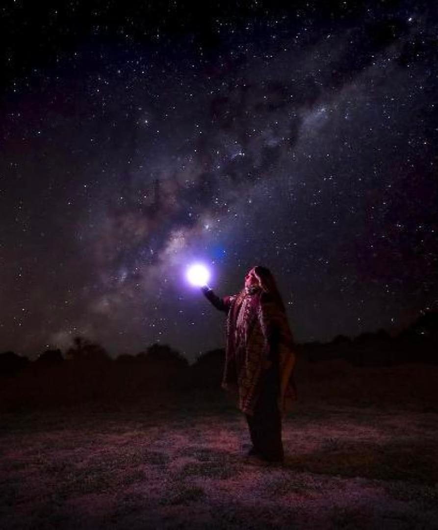 Astrofotografia do céu estrelado do deserto do Atacama sobre o altiplano.