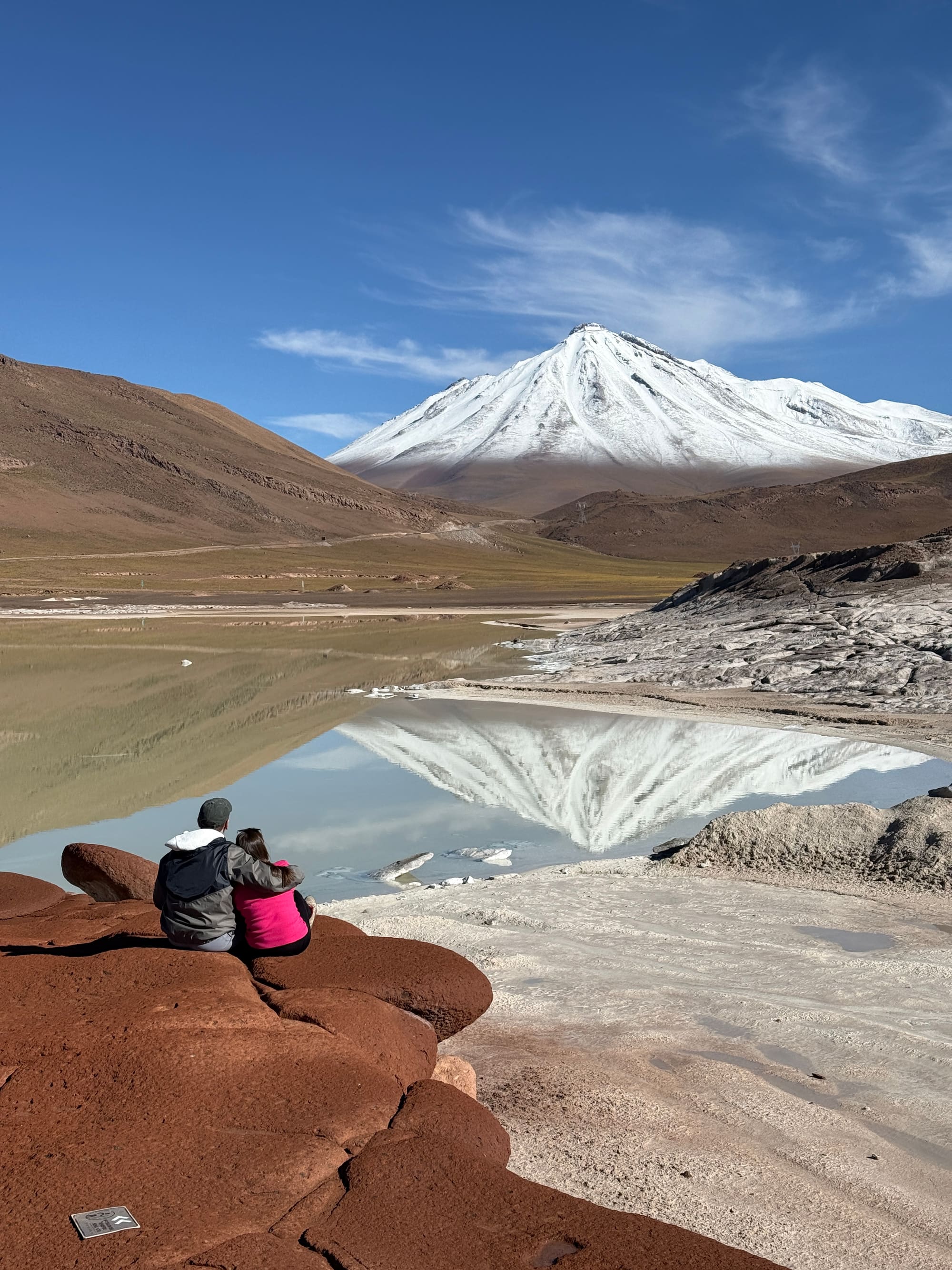 Lagoas altiplânicas de águas turquesa cercadas de montanhas no Atacama.